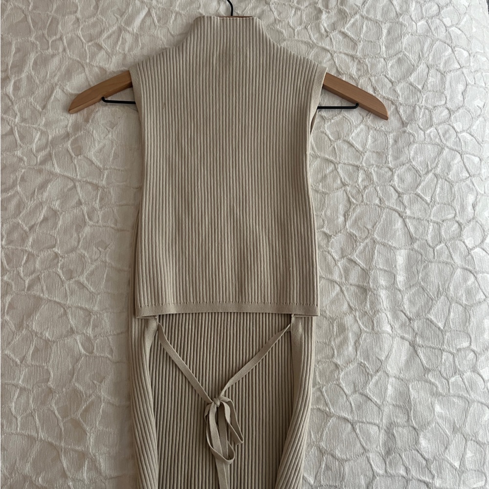 Aritzia Babaton Sculpt Knit Tie-Back Top Size M Color: Matte Pearl
